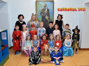 Zdjęcie przedstawia dzieci z grupy Jeżyków w strojach karnawałowych wraz z wychowawcą, Panią Dyrektor Przedszkola oraz Panią Woźną.