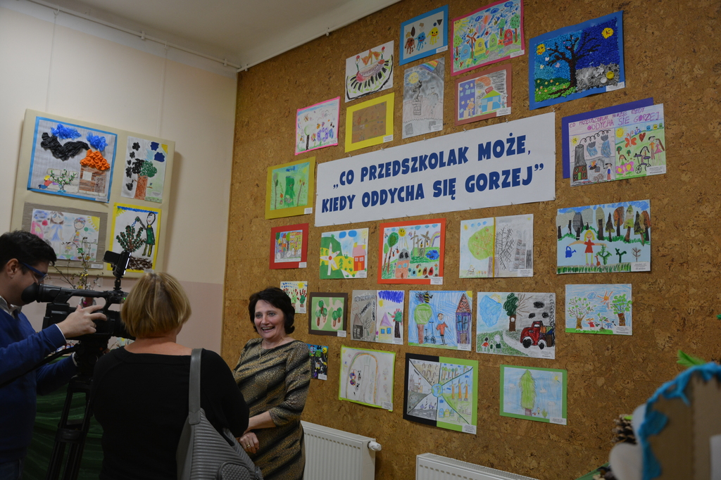 Pani Dyrektor udziela wywiadu stoi przed kamerą w Galerii.