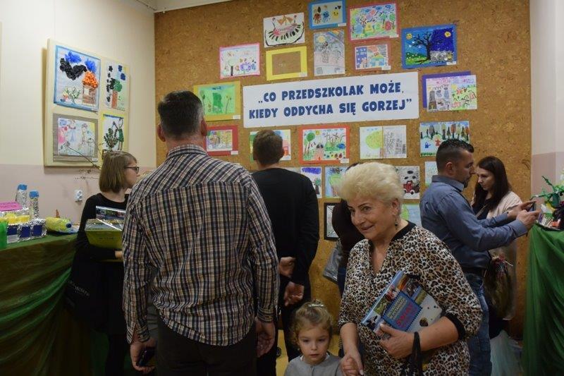 Dorośli i dzieci oglądają prace w Galerii.