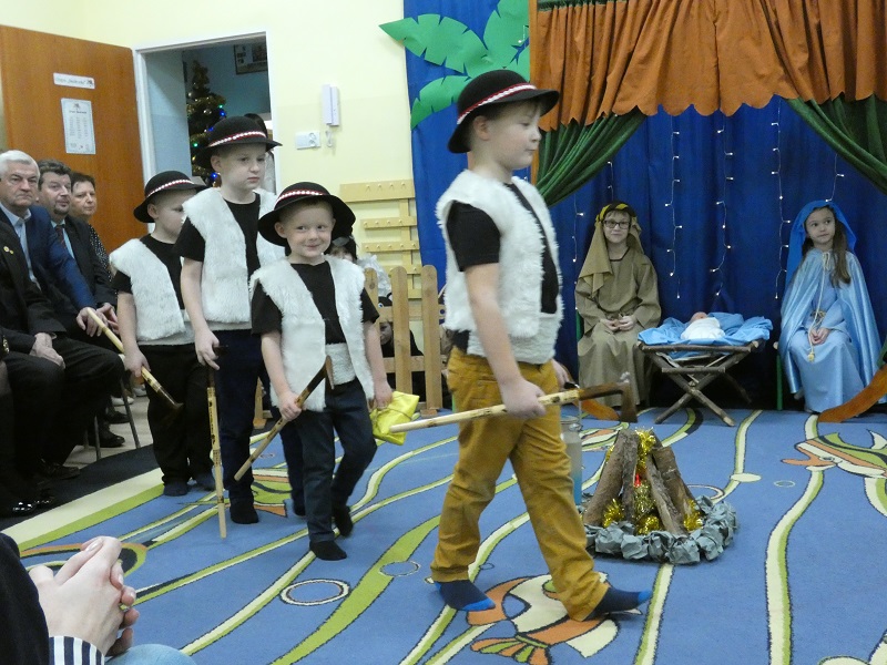 Dzieci przebrane za górali z tyłu św. Rodzina.