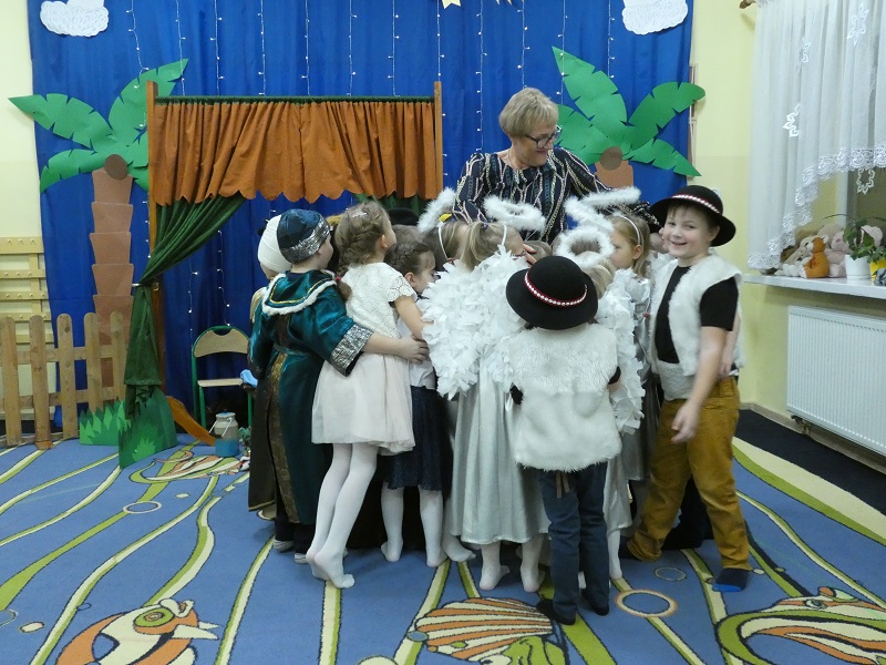 Dzieci tulą się do Pani Burmistrz, tworzą koło.
