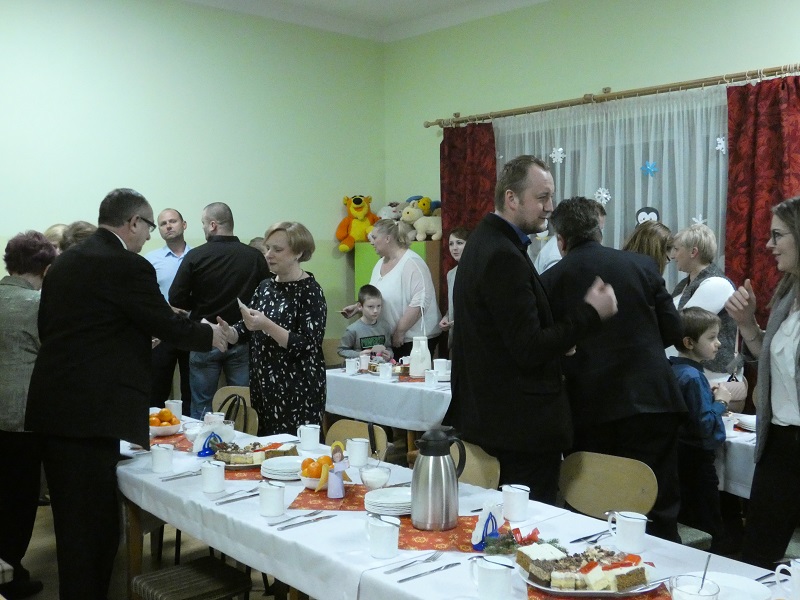 Goście składają sobie życzenia.