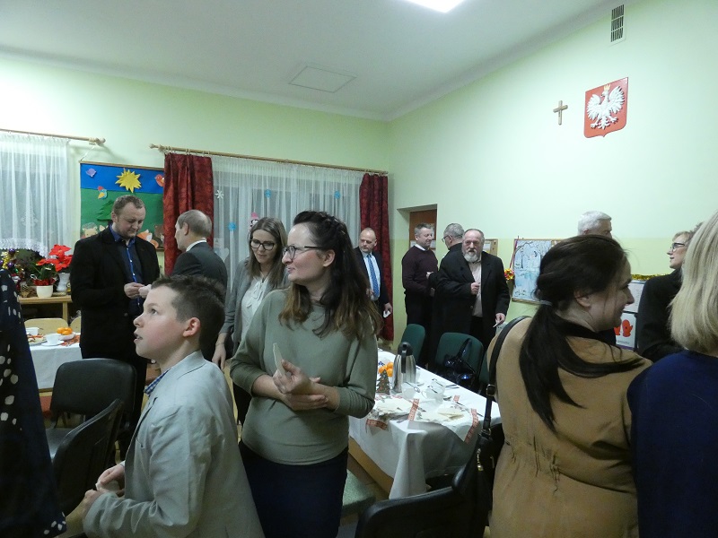 Goście składają sobie życzenia.