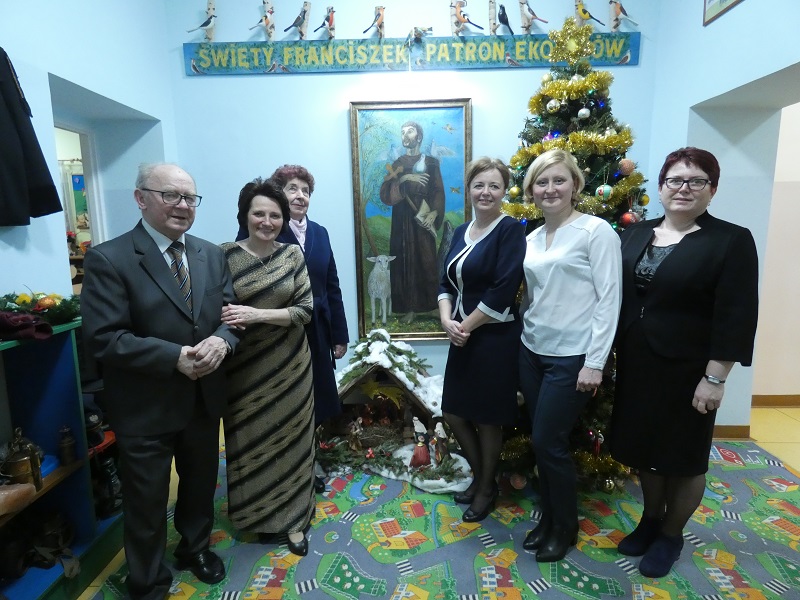 Po prawej i lewej stronie obrazu ze św. Franciszkiem stoją po trzy osoby.