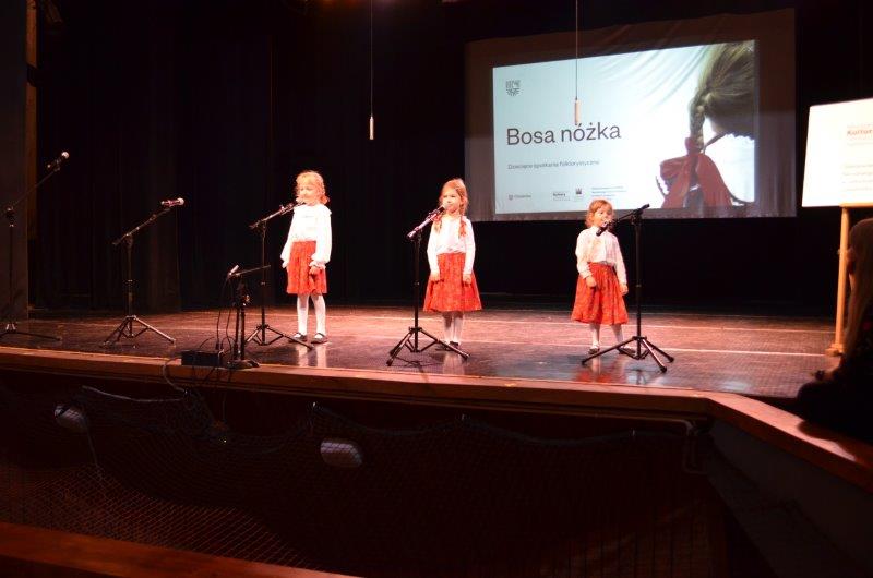 Trzy dziewczynki na scenie.