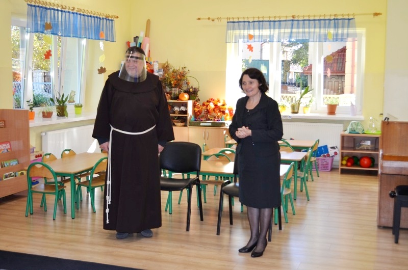 W sali przedszkolnej stoi Pani Dyrektor oraz ojciec Franciszkanin