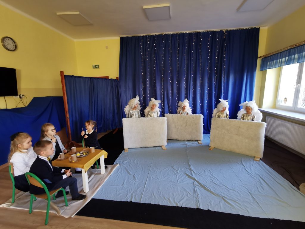 Zdjęcie przedstawia występ Jasełkowy przygotowany przez dzieci z grupy Biedronek
