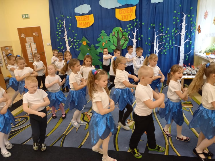 Dzieci prezentują układ choreograficzny do muzyki.