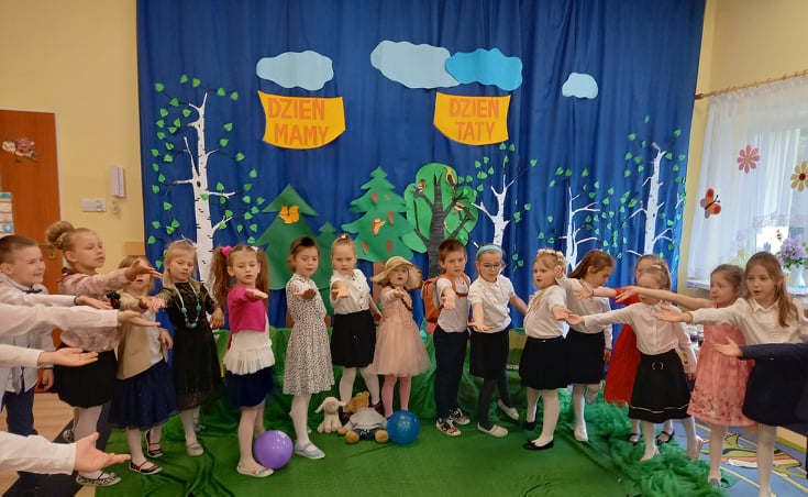 Dzieci ilustrują ruchem śpiewaną piosenkę.