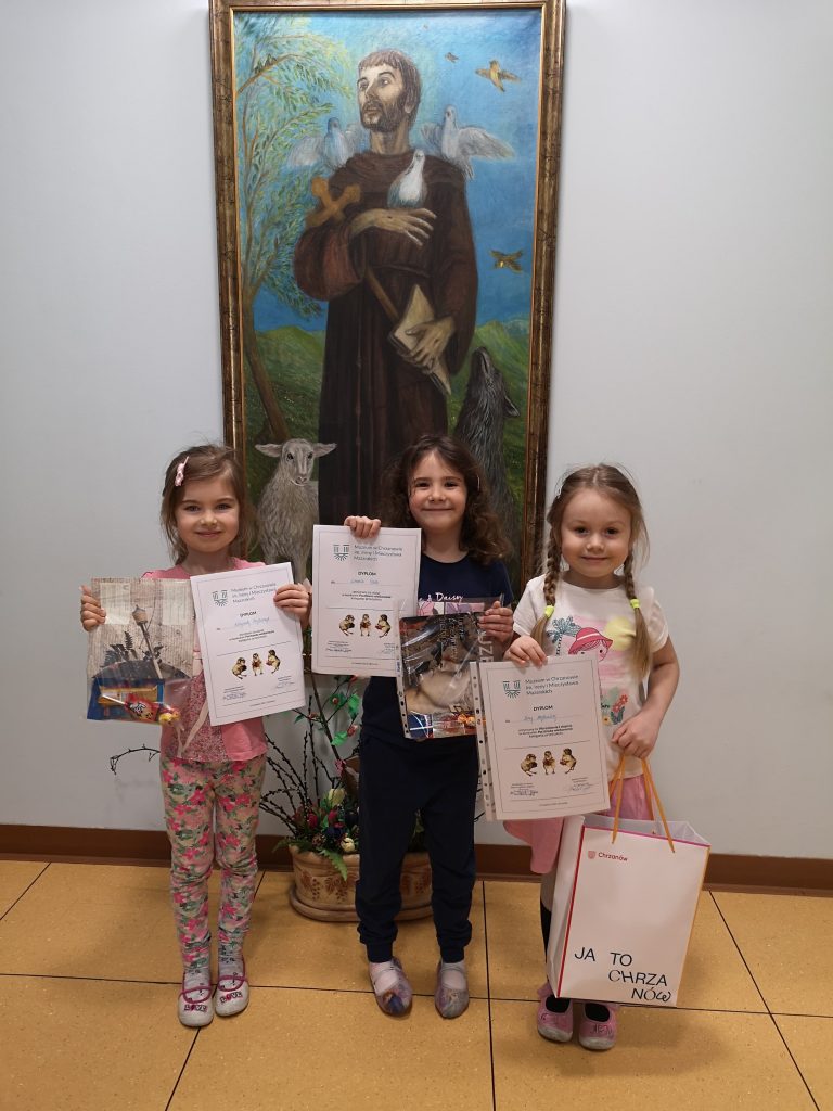 Trzy dziewczynki z grupy Jeżyków trzymają nagrody i dyplomy