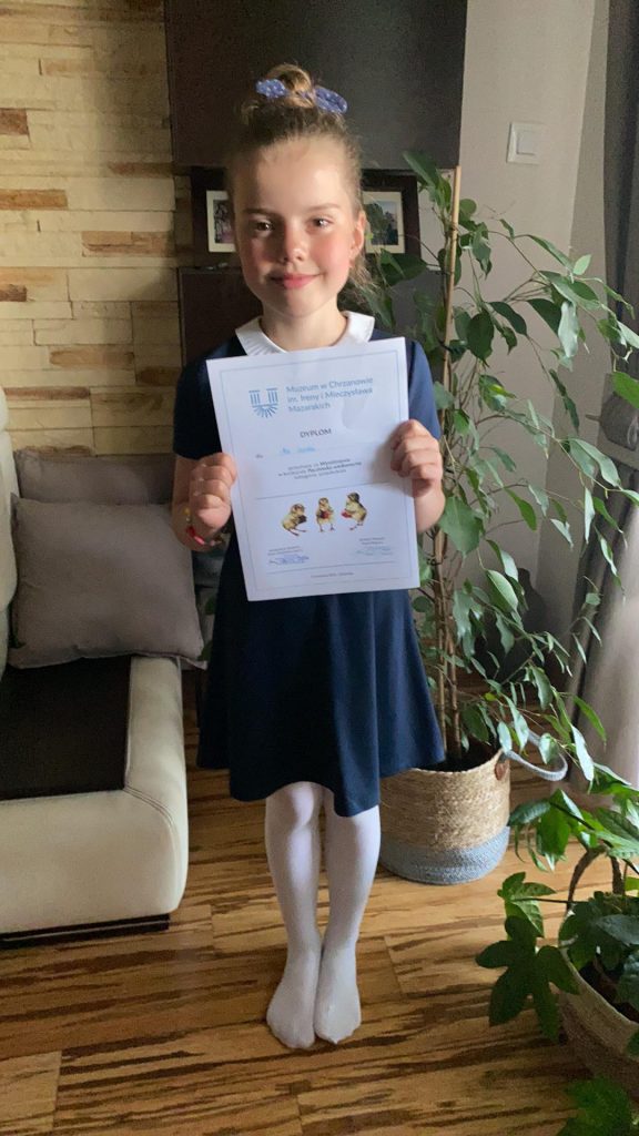 Dziewczynka z grupy Biedronek trzyma dyplom