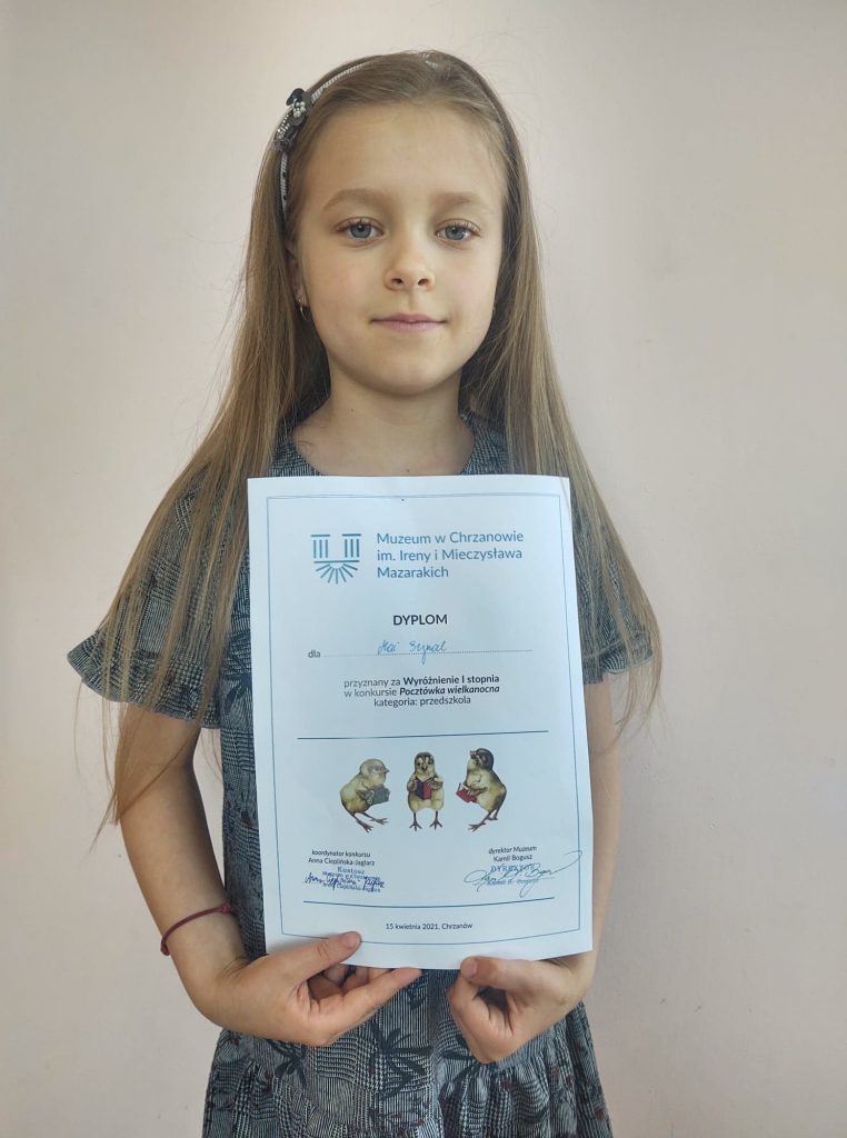 Dziewczynka z grupy Biedronek trzyma dyplom