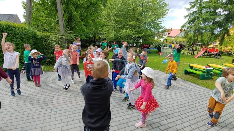 Na zdjęciu widać dzieci podczas zabaw muzyczno-ruchowych.