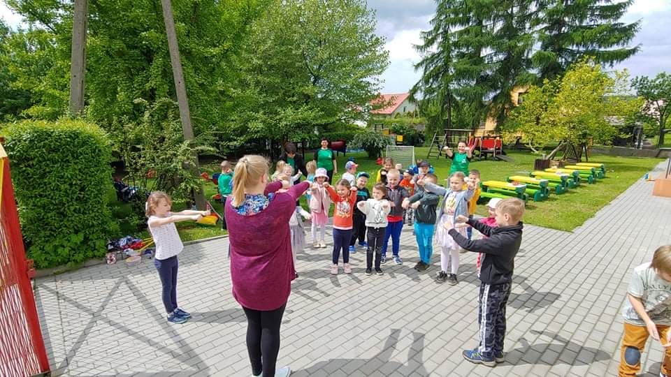 Na zdjęciu widać dzieci podczas zabaw muzyczno-ruchowych.
