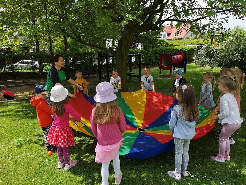 Dzieci podczas zabaw z chustą Klanzy