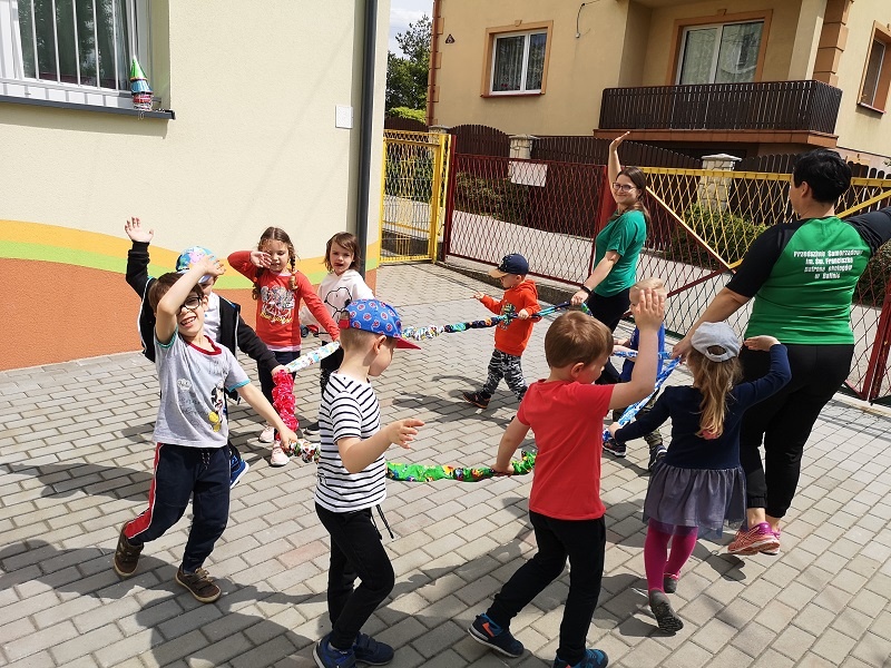 Dzieci podczas zabawy muzyczno-ruchowej z gumą sensoryczną.