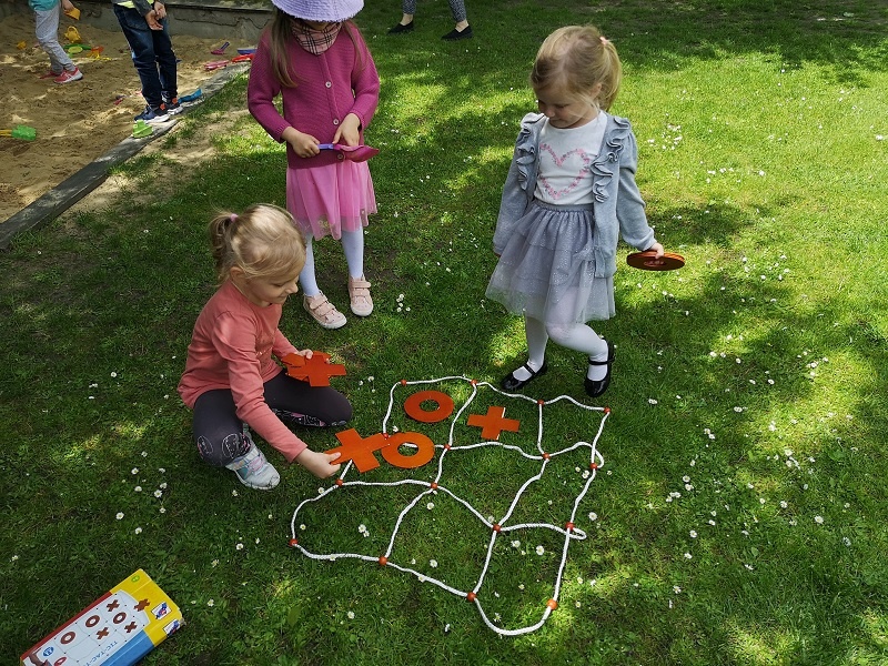 Dziewczynki grające w kółko-krzyżyk.