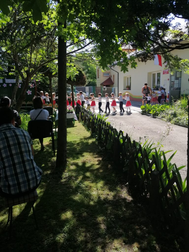 Dzieci jeden za drugim wychodzą na scenę w ogrodzie przedszkolnym