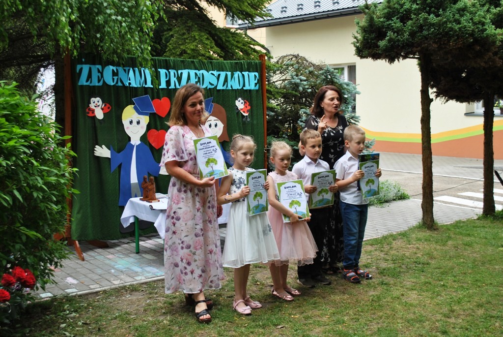 Na zdjęciu dzieci z grupy biedronek nagrodzeni w konkursie Zbiórka makulatury.
