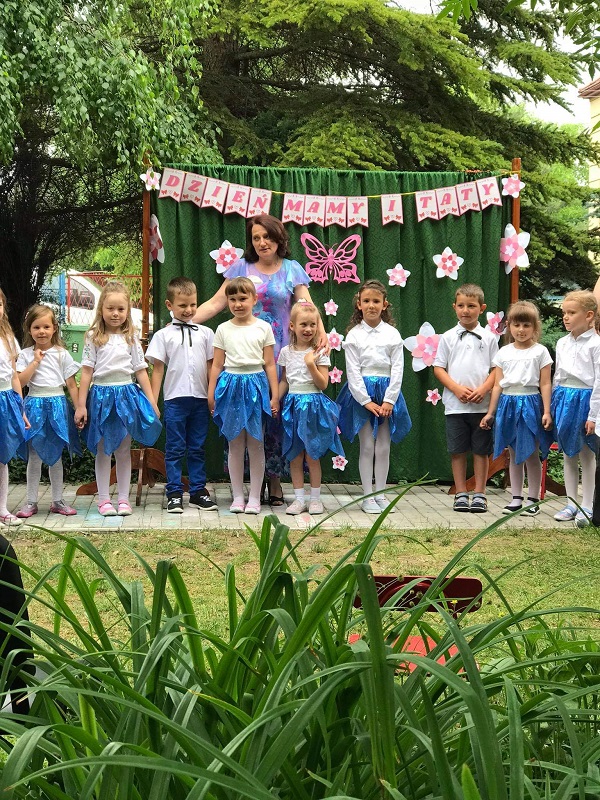 Dzieci z grupy „Jeżyków” podczas występu z okazji Dnia Mamy i Taty.