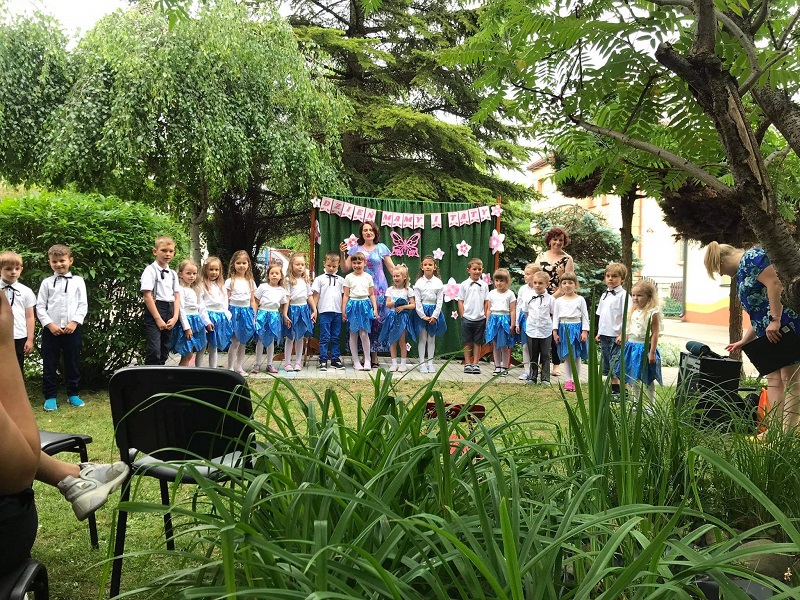 Dzieci z grupy „Jeżyków” podczas występu z okazji Dnia Mamy i Taty.