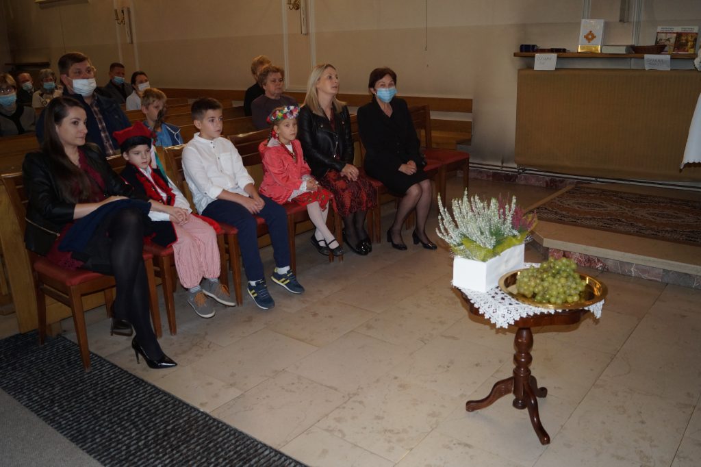 Przedszkolaki z Rodzicami podczas mszy świętej z okazji Dnia Patrona.