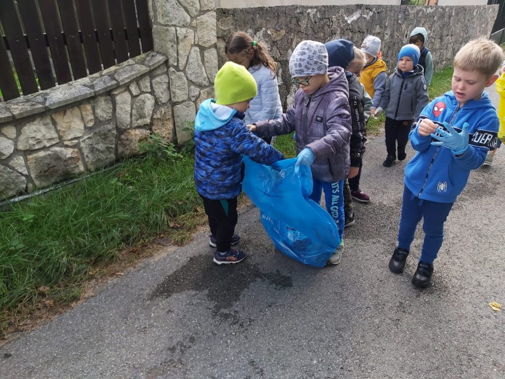 Dzieci uczestniczące w 28 Akcji Sprzątania Świata.