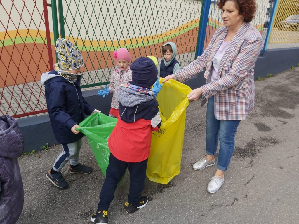 Dzieci uczestniczące w 28 Akcji Sprzątania Świata.