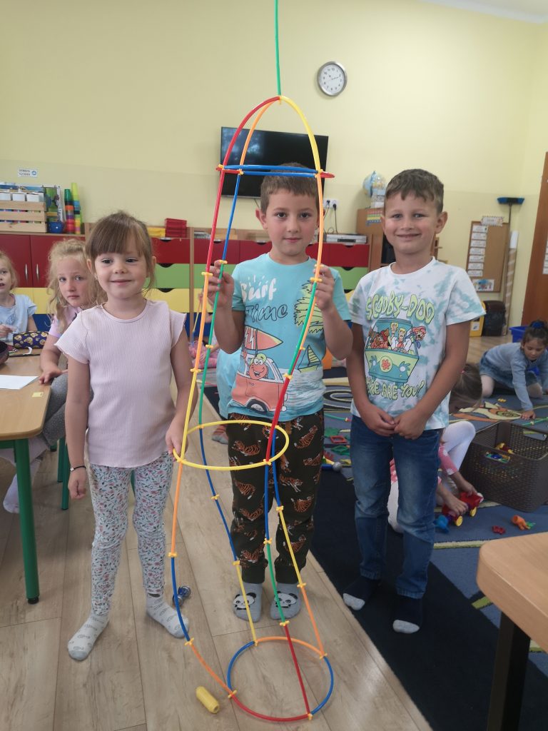 Dzieci z grupy Biedronek z wybudowaną rakietą.