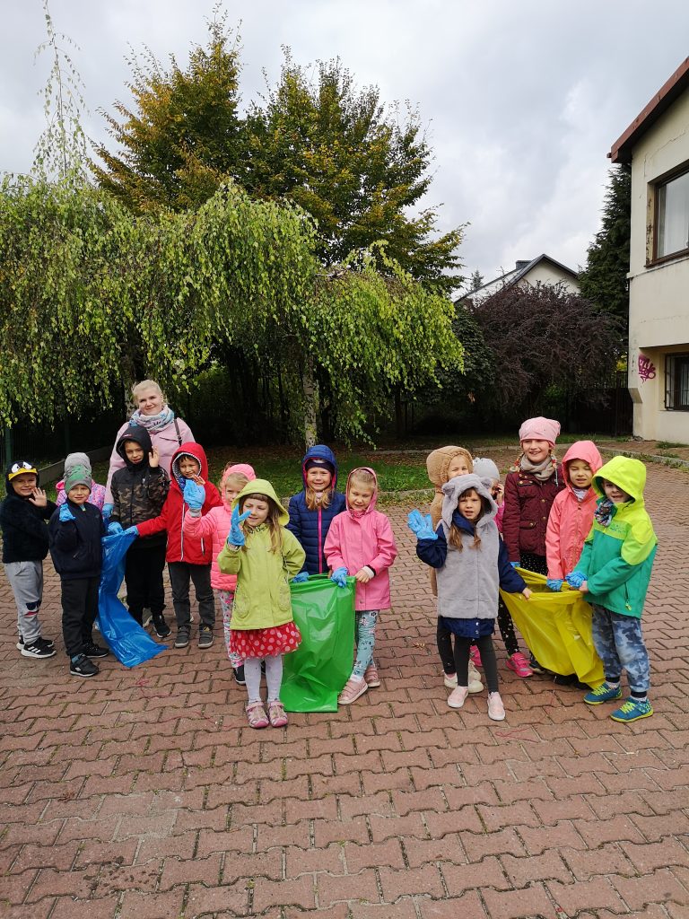 Grupa Biedronek z wychowawcą podczas 28 Akcji Sprzątania Świata.
