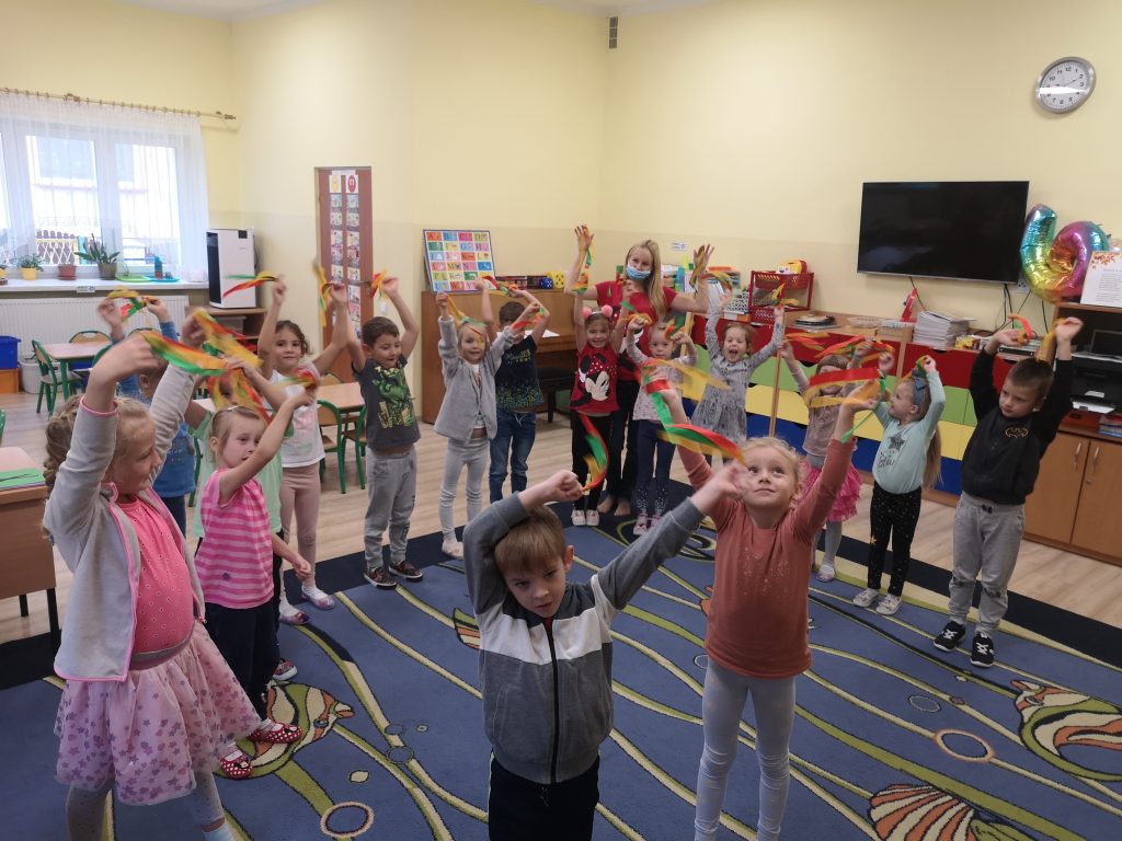 Dzieci z grupy Biedronek podczas zajęć organizowanych w ramach akcji "Rodzice Czytają dla Przedszkolaków".