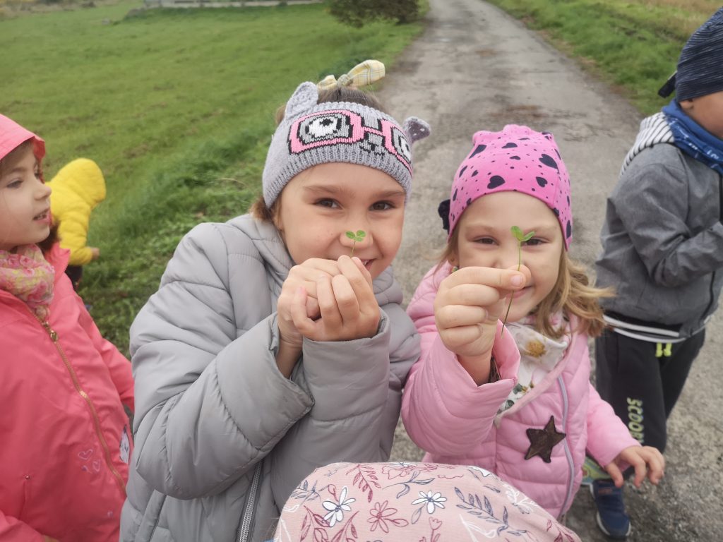 Dziewczynki pokazują znalezione koniczyny.