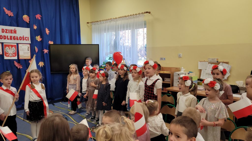 Dzieci podczas występu z okazji Święta Niepodległości.