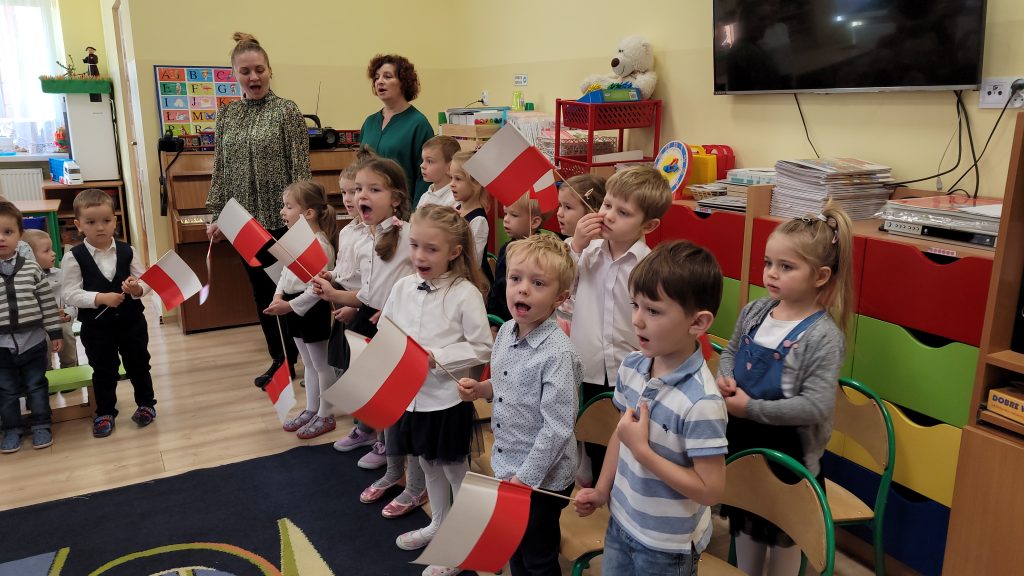 Dzieci z grupy Jeżyków podczas występu z okazji Święta Niepodległości.
