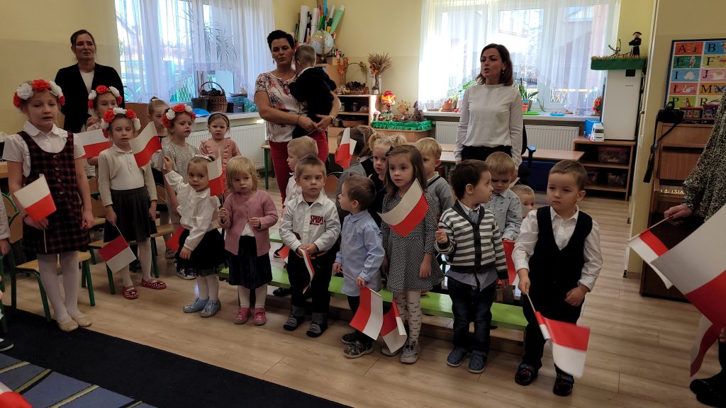 Dzieci z grupy Wiewiórek podczas występu z okazji Święta Niepodległości.