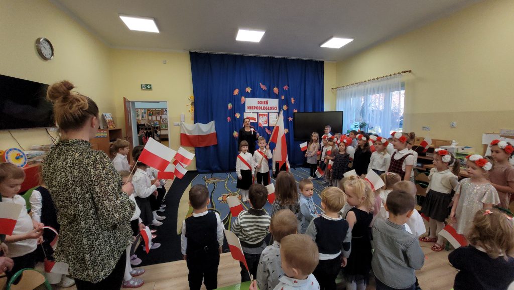 Uroczysty występ z okazji Święta Niepodległości w przedszkolu.