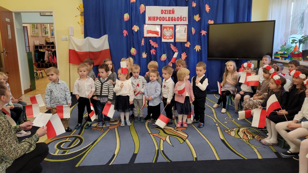 Dzieci z grupy "Wiewiórek" prezentujące wiersz patriotyczny z okazji Święta Niepodległości.