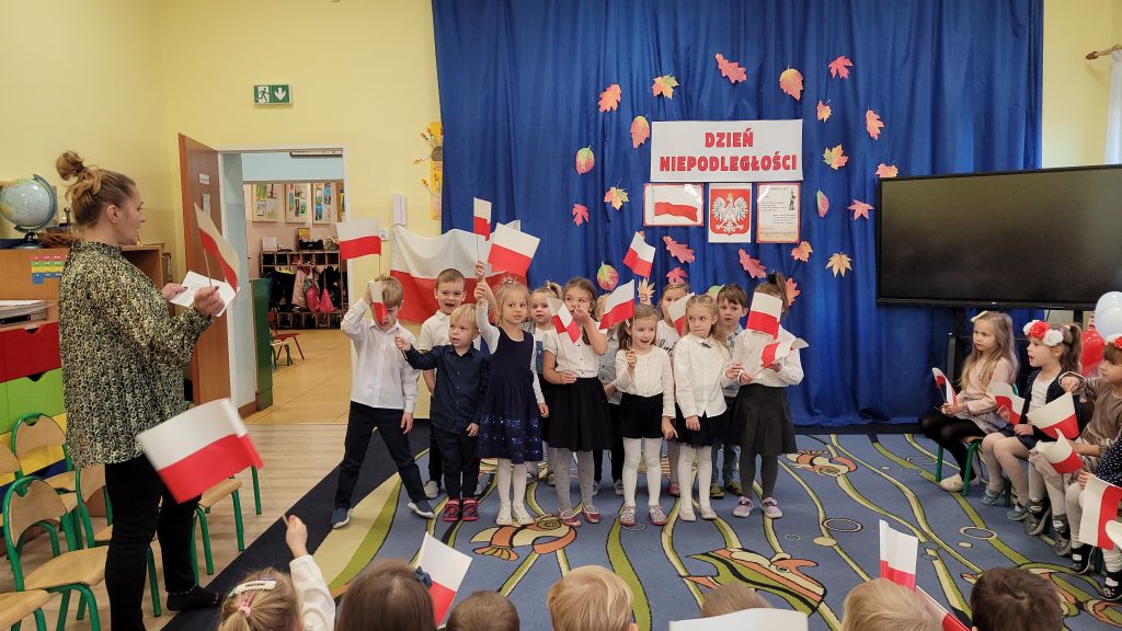 Dzieci z grupy "Jeżyków" prezentujące wiersz patriotyczny z okazji Święta Niepodległości.