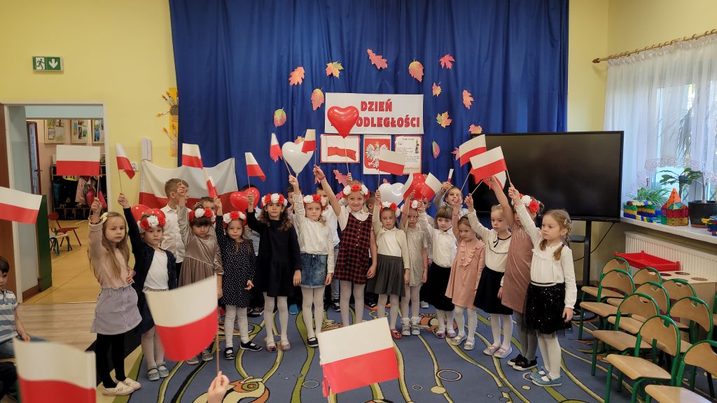 Dzieci z grupy "Biedronek" prezentujące wiersze patriotyczne oraz piosenki z okazji Święta Niepodległości.