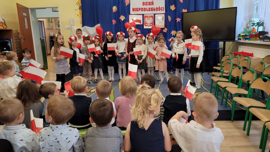 Dzieci z grupy "Biedronek" prezentujące wiersze patriotyczne oraz piosenki z okazji Święta Niepodległości.