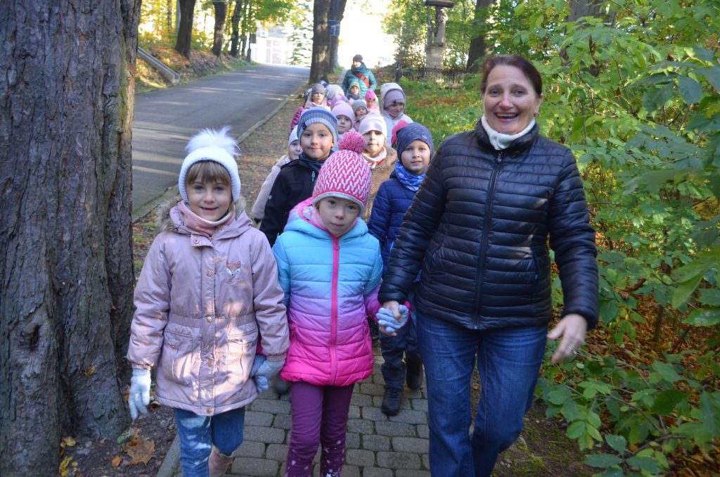 Dzieci z grupy Biedronek z Panią Dyrektor podczas wycieczki do Alwerni.