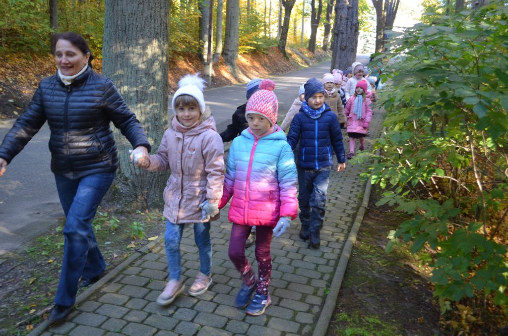 Dzieci z grupy Biedronek z Panią Dyrektor podczas wycieczki do Alwerni.