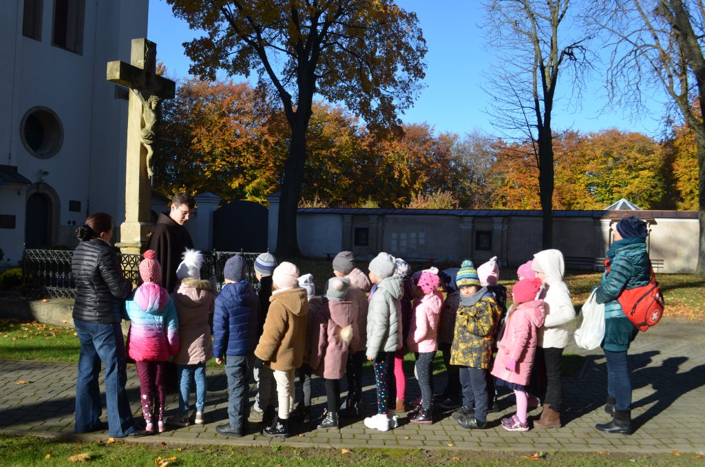 Dzieci z grupy Biedronek pod klasztorem witają się z o. Pio.