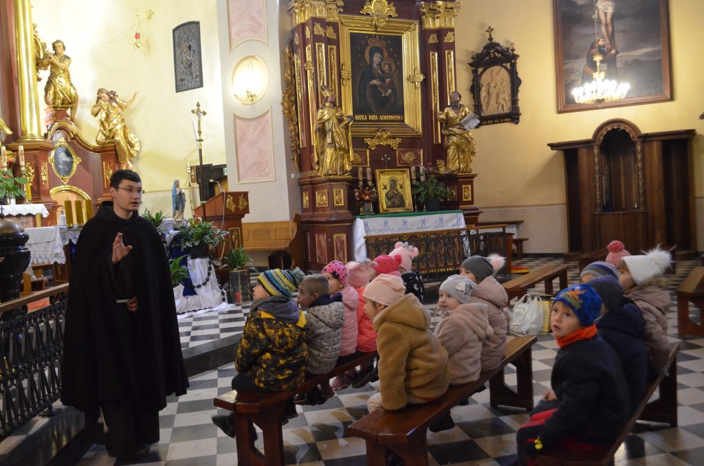 Wychowankowie podczas zwiedzania kościółu pod wezwaniem Stygmatów św. Franciszka z Asyżu.