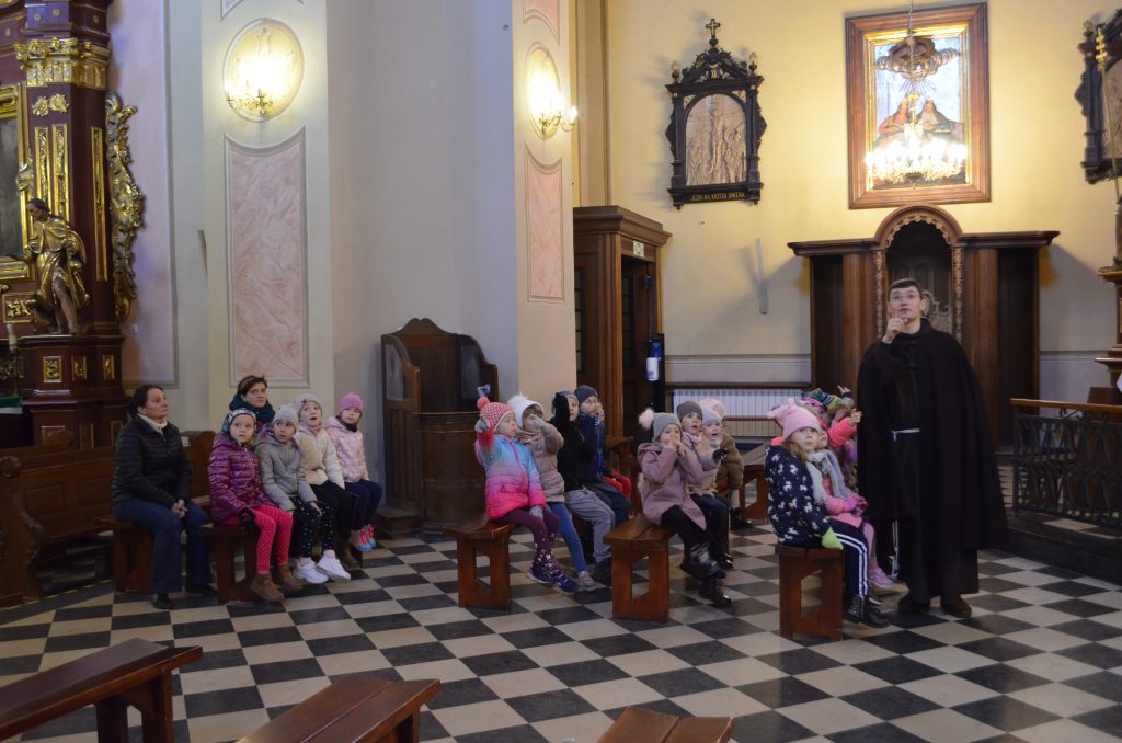 Wychowankowie z opiekunami podczas zwiedzania kościółu pod wezwaniem Stygmatów św. Franciszka z Asyżu.