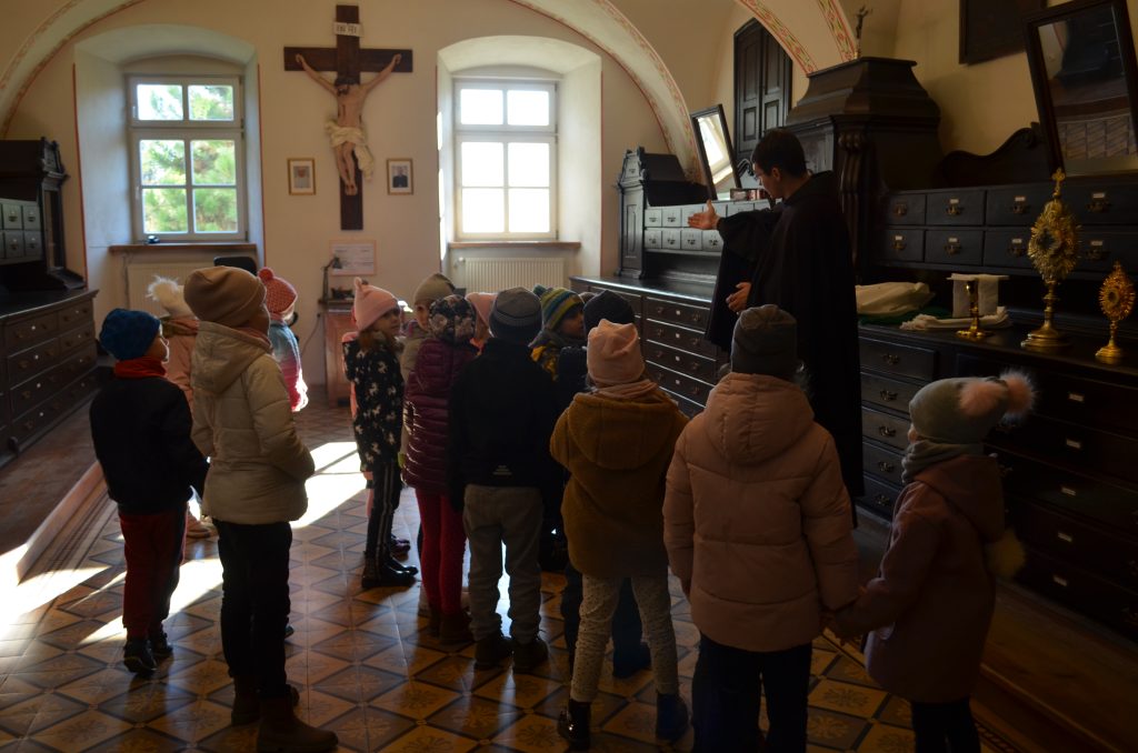 Dzieci z o. Pio zwiedzają zakrystie kościoła.