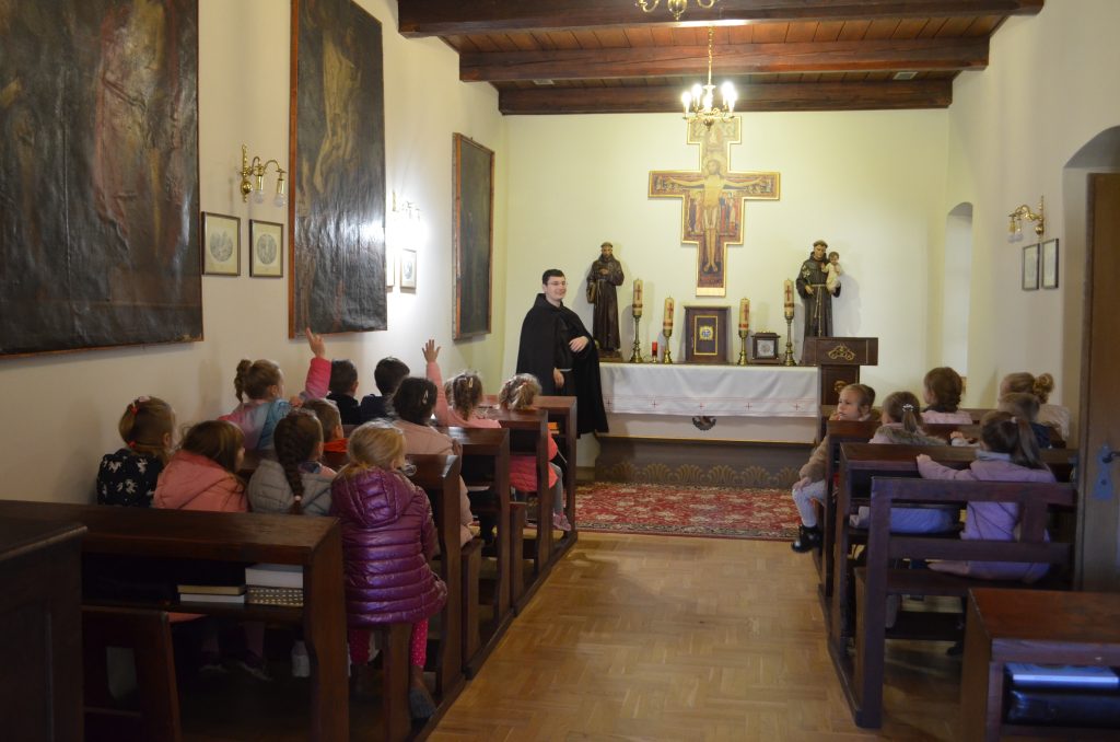 Dzieci podczas zwiedzania Klasztoru Ojców Bernardynów w Alwerni.