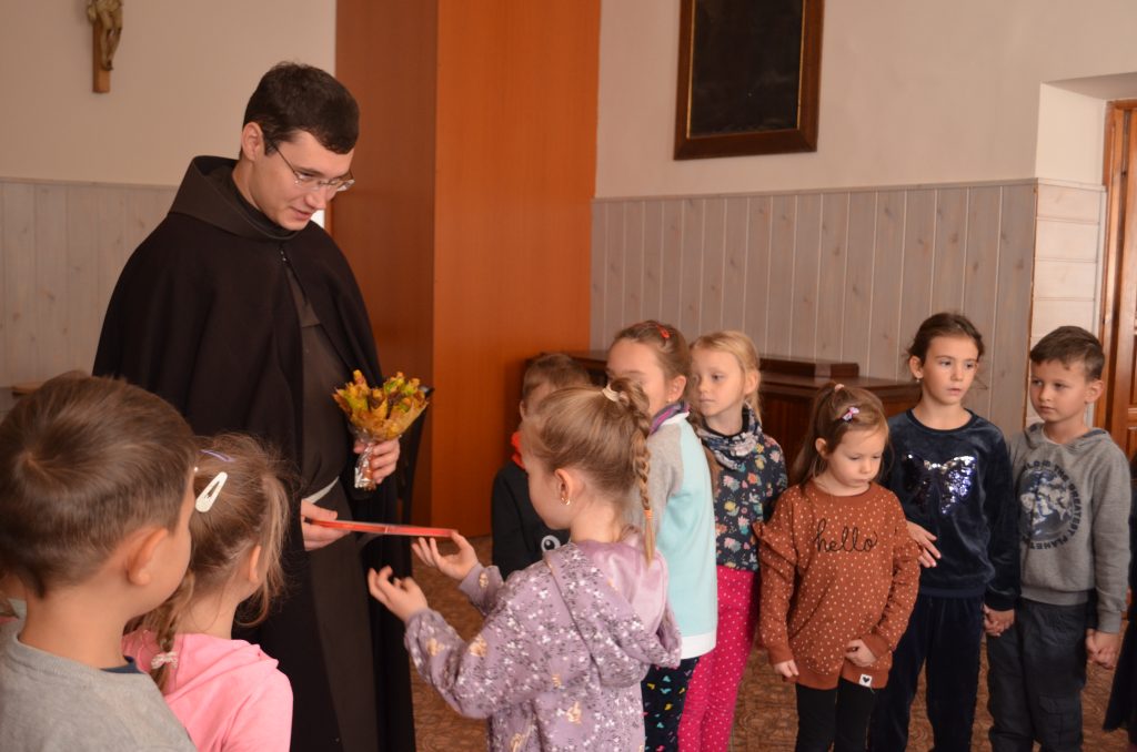 Dzieci z grupy Biedronek dziękują o. Pio za oprowadzenie po klasztorze.