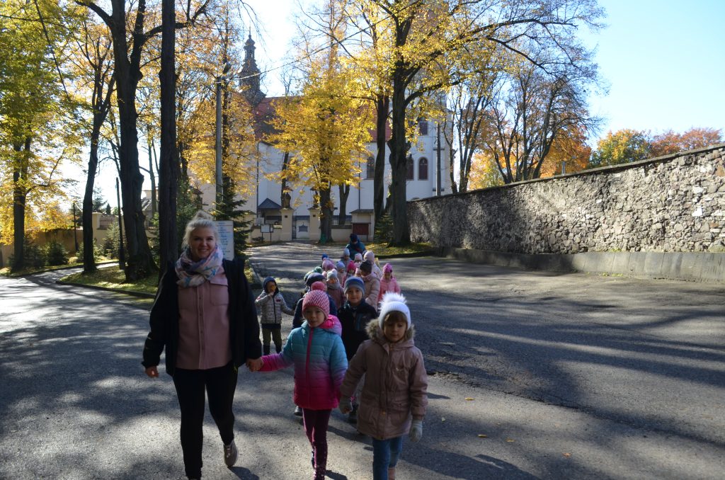 Dzieci z grupy Biedronek z opiekunami podczas wycieczki do Alwerni.
