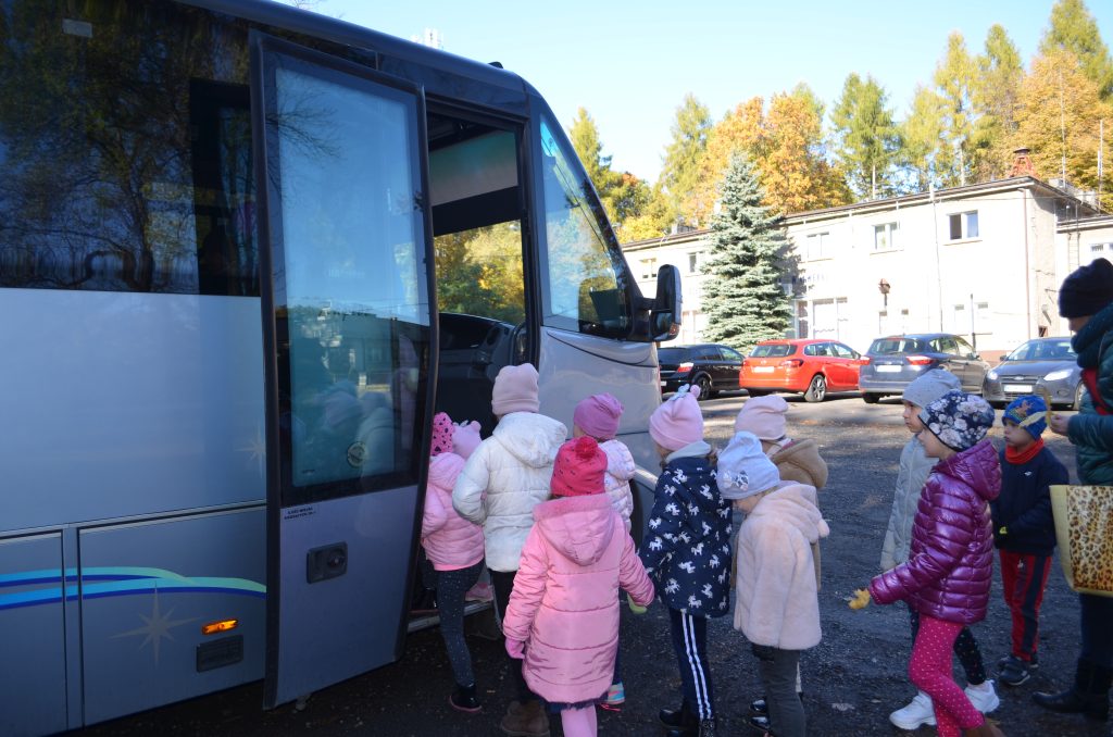 Dzieci wsiadają do autokaru.